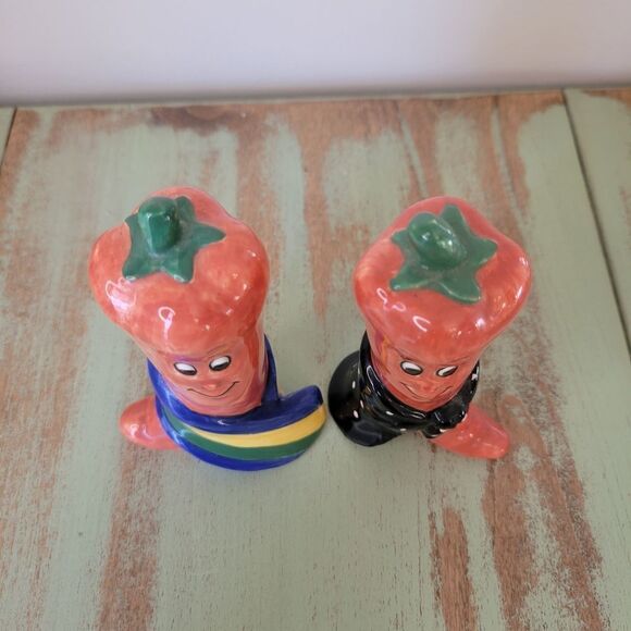 Charming Vintage Anthropomorphic Carrot Salt & Pepper Collectible Shakers - Picture 5 of 12